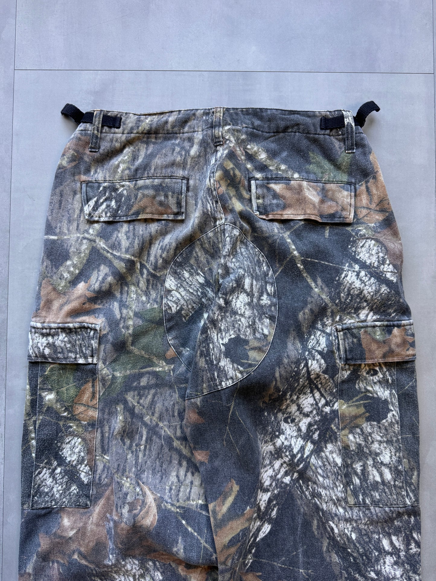 VINTAGE CABELA'S REALTREE FADED CAMO CARGO PANTS - 32