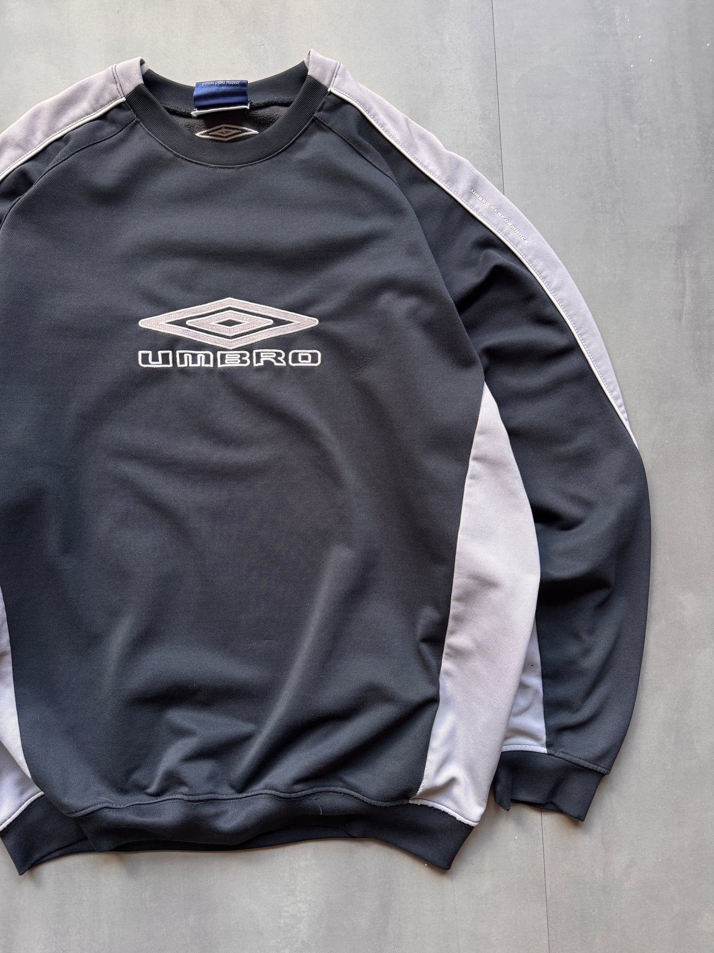 VINTAGE UMBRO BLACK SWEATER - L