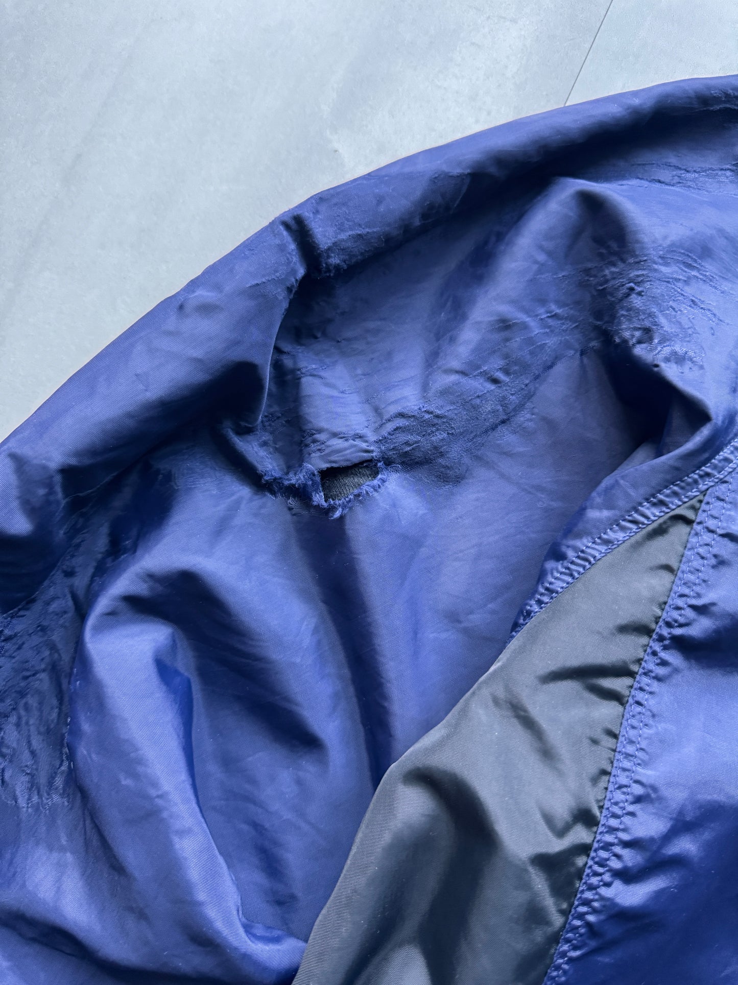 VINTAGE NIKE NAVY BASKETBALL WINDBREAKER - XXL