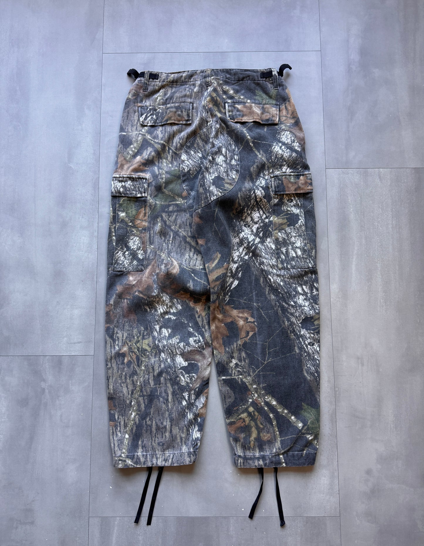 VINTAGE CABELA'S REALTREE FADED CAMO CARGO PANTS - 32