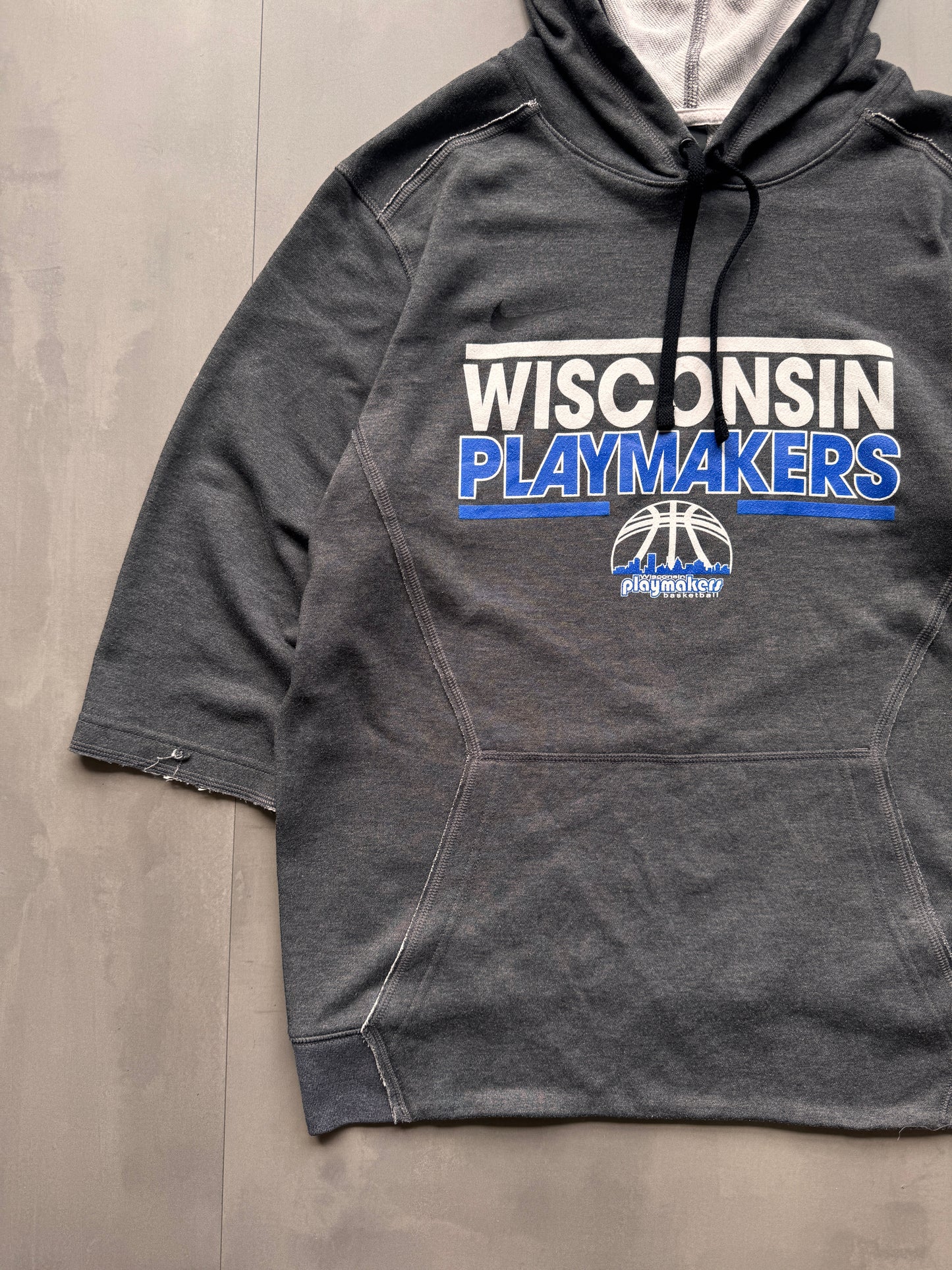 VINTAGE NIKE WISCONSIN GREY SHORT SLEEVE HOODIE - M