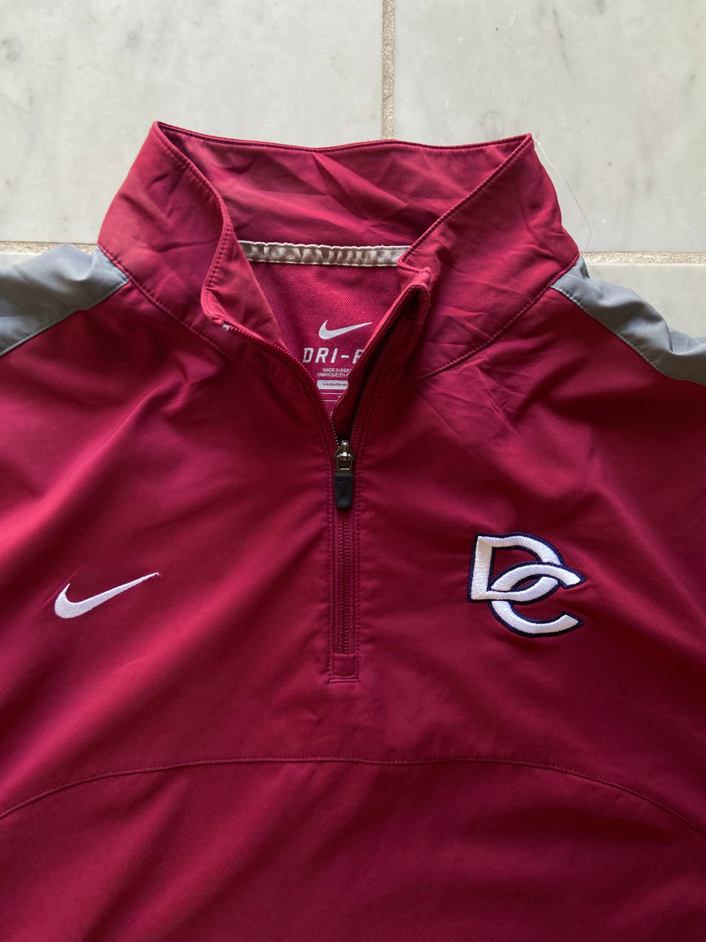 NIKE DC MAROON/GREY 1/4 ZIP SPORT TEE - XLARGE