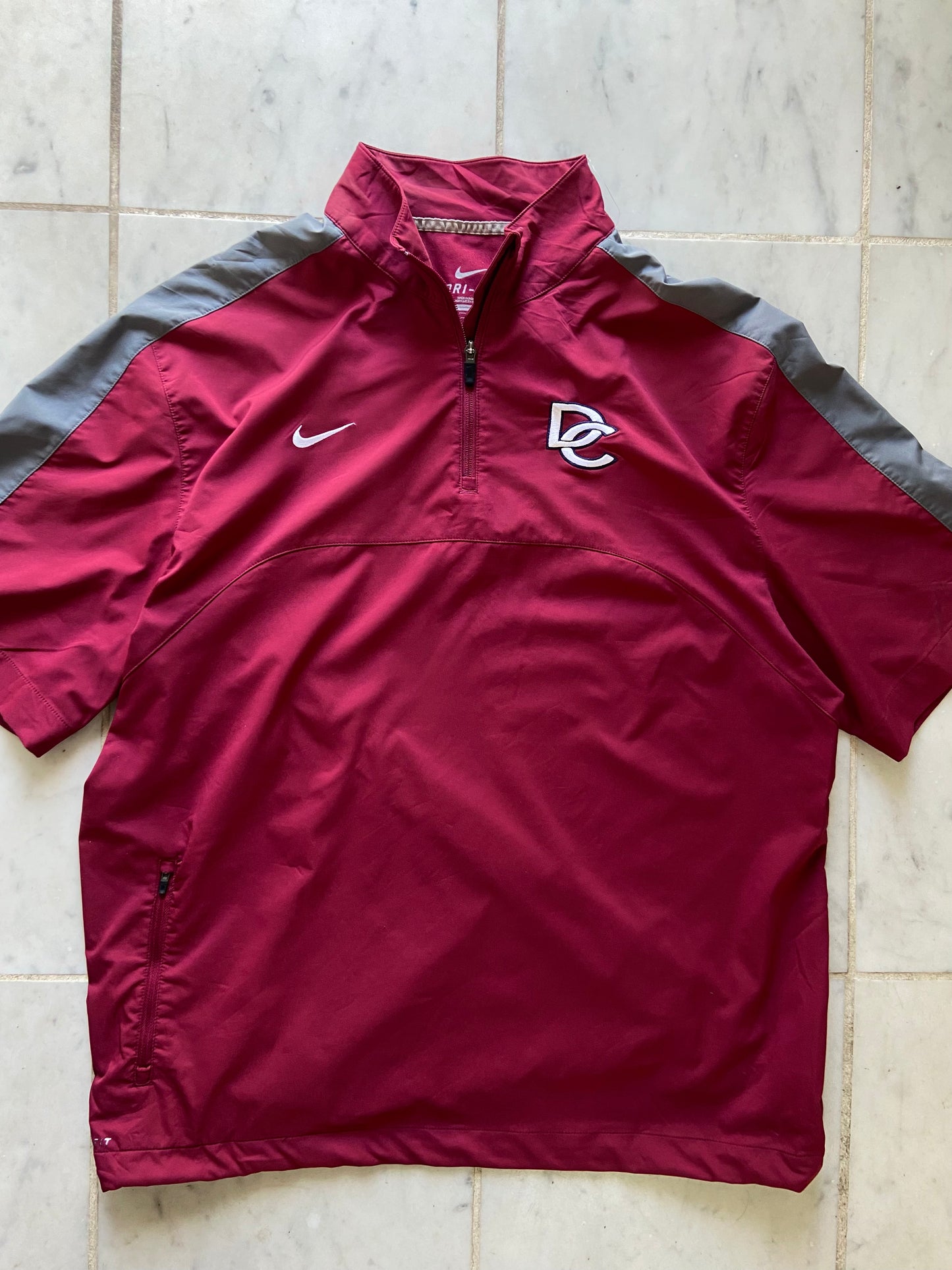NIKE DC MAROON/GREY 1/4 ZIP SPORT TEE - XLARGE