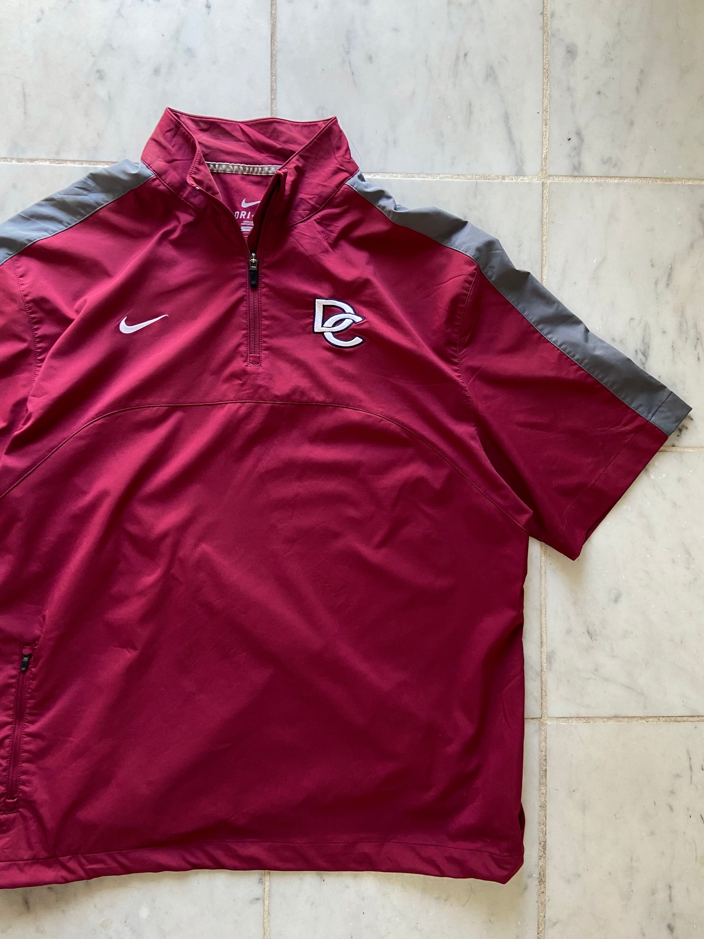 NIKE DC MAROON/GREY 1/4 ZIP SPORT TEE - XLARGE