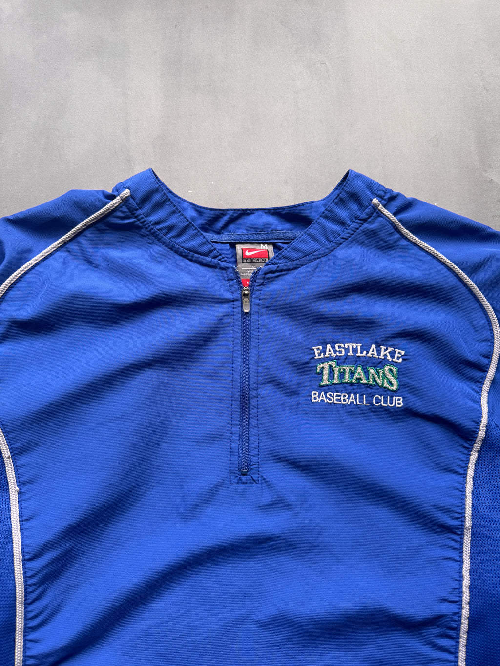 VINTAGE NIKE EASTLAKE TITANS BLUE WINDBREAKER - M