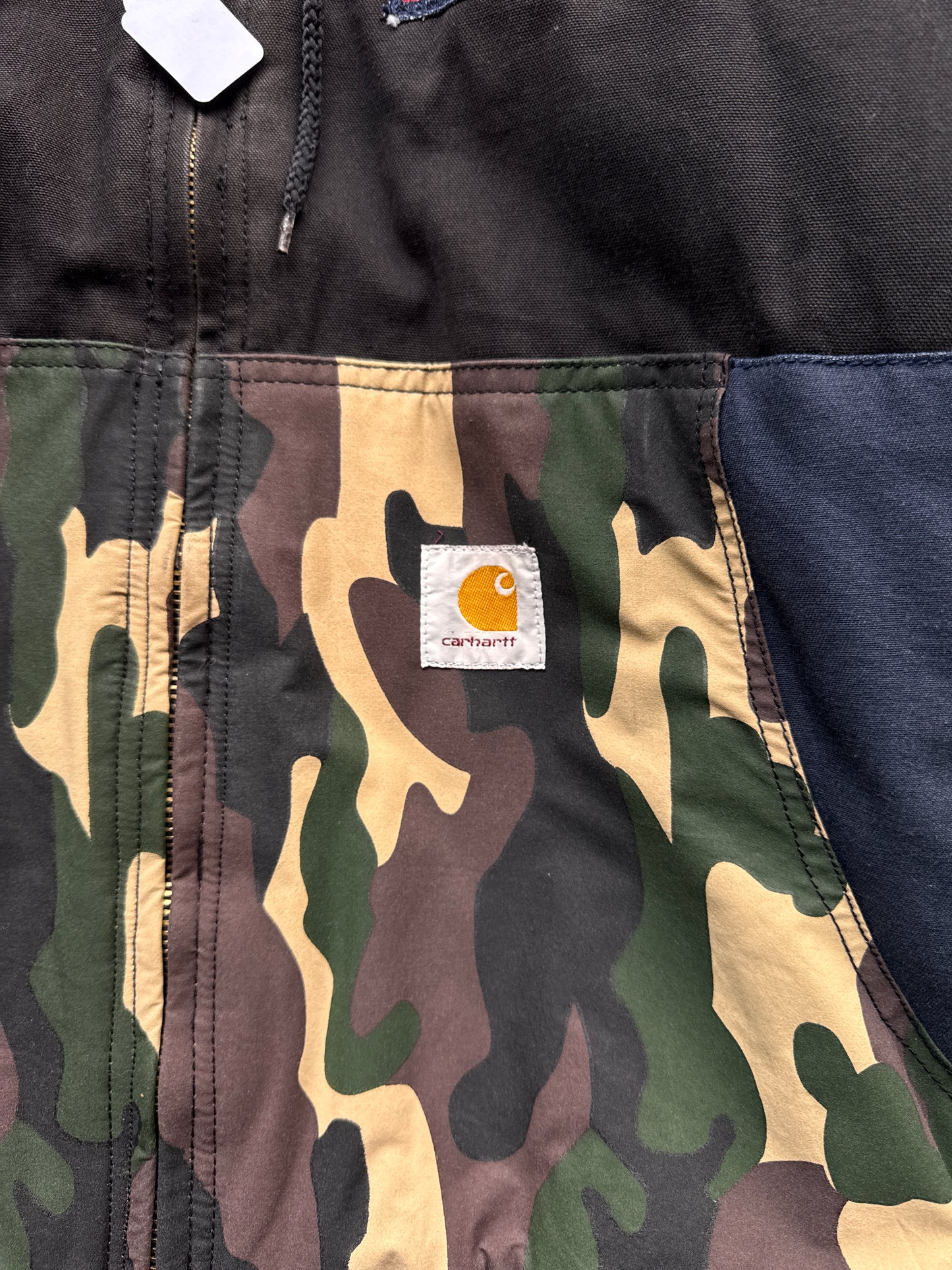 VINTAGE CARHARTT REWORKED CAMO PATTERN ACTIVE JACKET - M