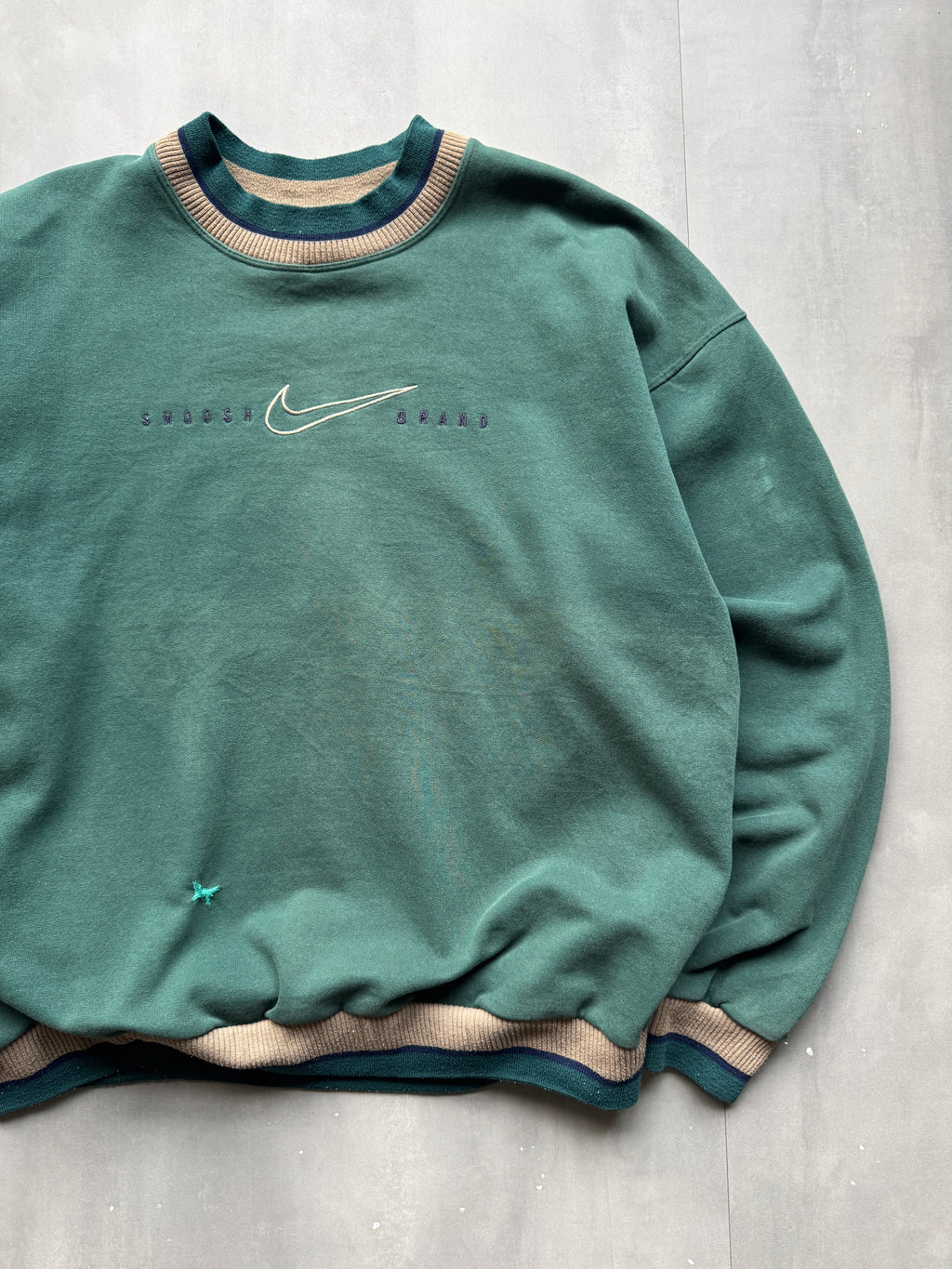 VINTAGE NIKE 90s SWOOSH FADED GREEN SWEATER - L