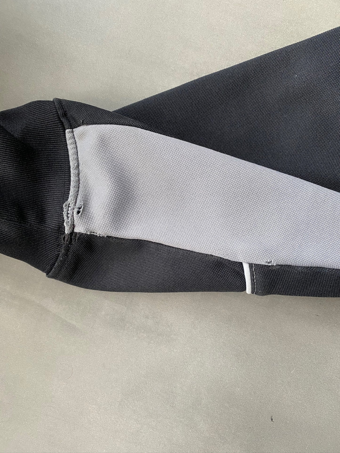 VINTAGE UMBRO BLACK SWEATER - L