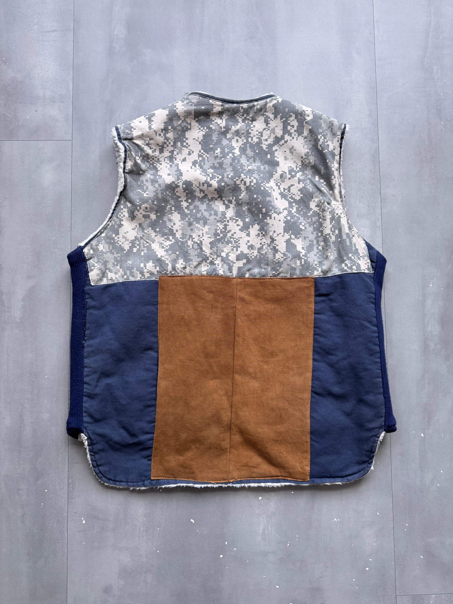 VINTAGE REWORKED CARHARTT SHERPA LINED CAMO WORK GILET - L