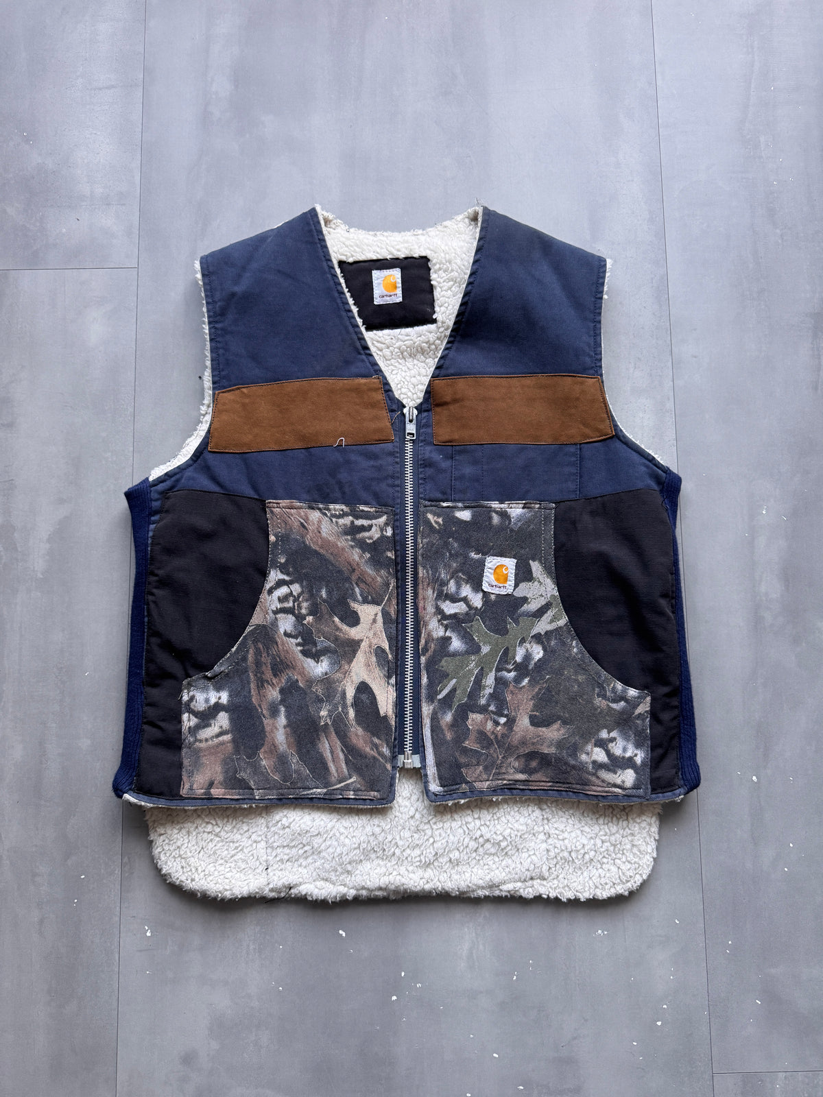 VINTAGE REWORKED CARHARTT SHERPA LINED CAMO WORK GILET - L