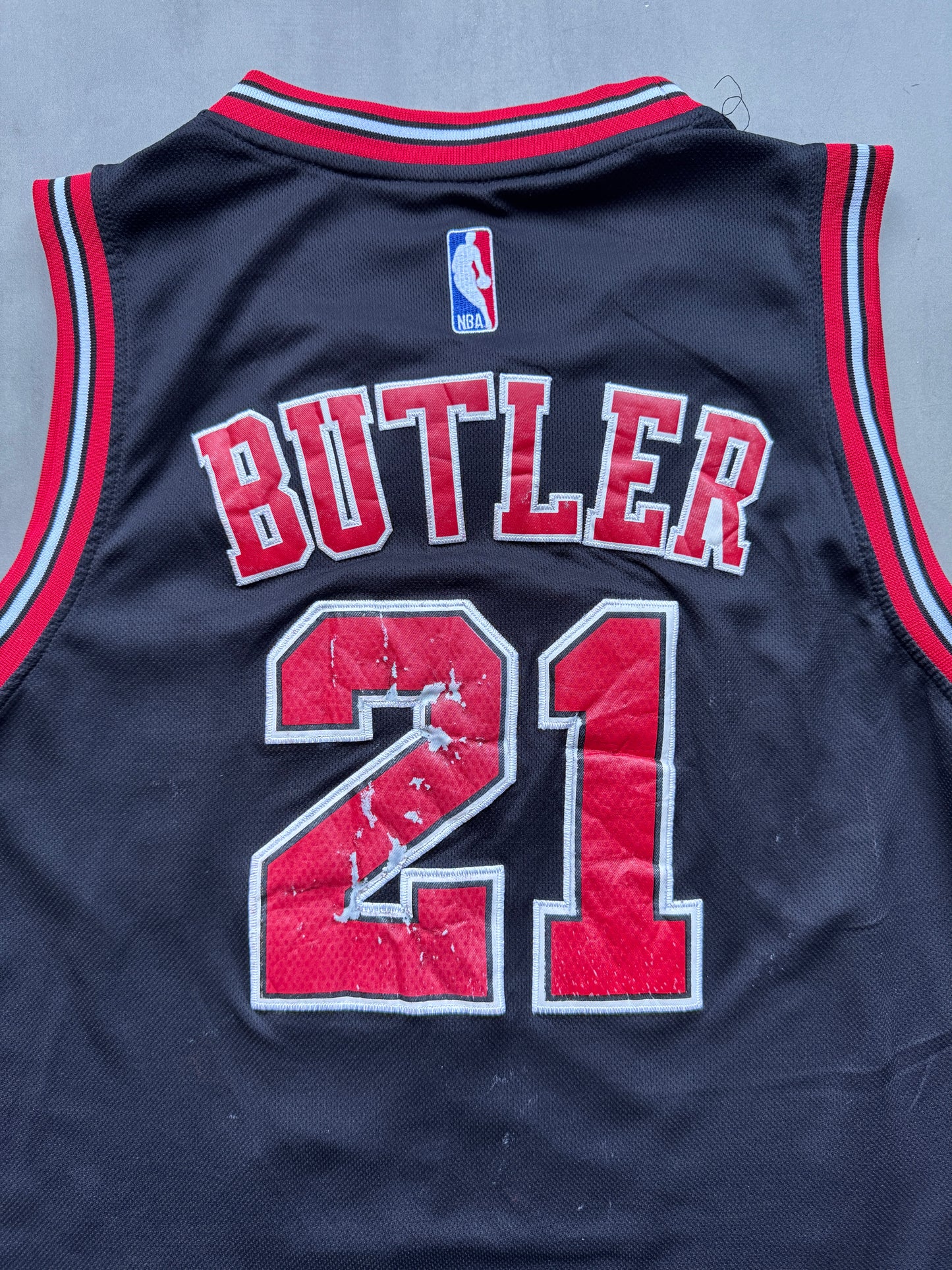 VINTAGE NBA CHICAGO BULLS BLACK JIMMY BUTLER JERSEY - S