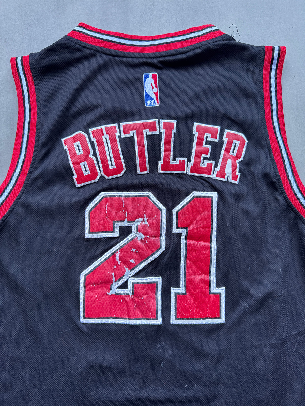 VINTAGE NBA CHICAGO BULLS BLACK JIMMY BUTLER JERSEY - S
