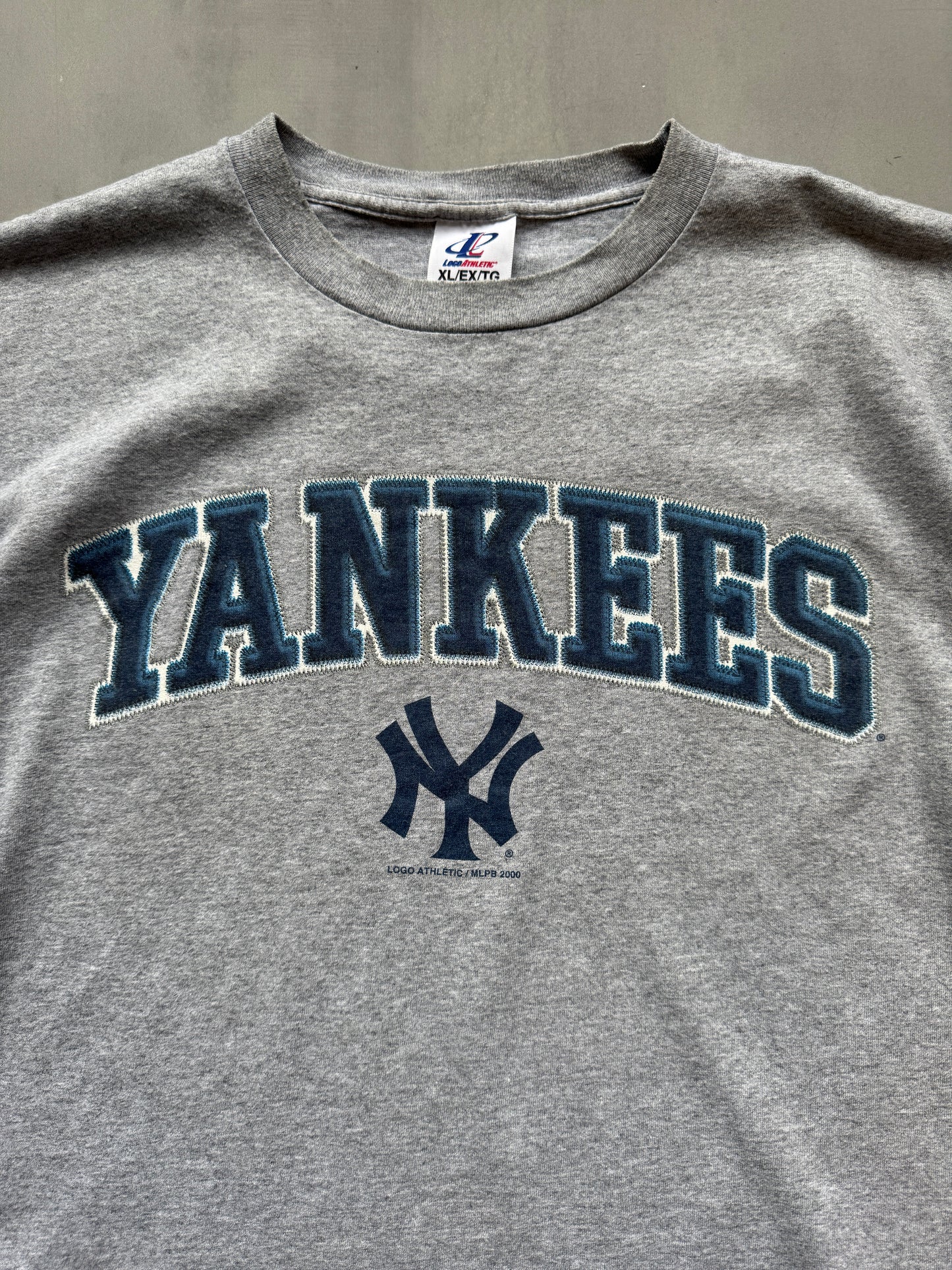 VINTAGE MLB NEW YORK YANKEES '00 GREY TEE - XL