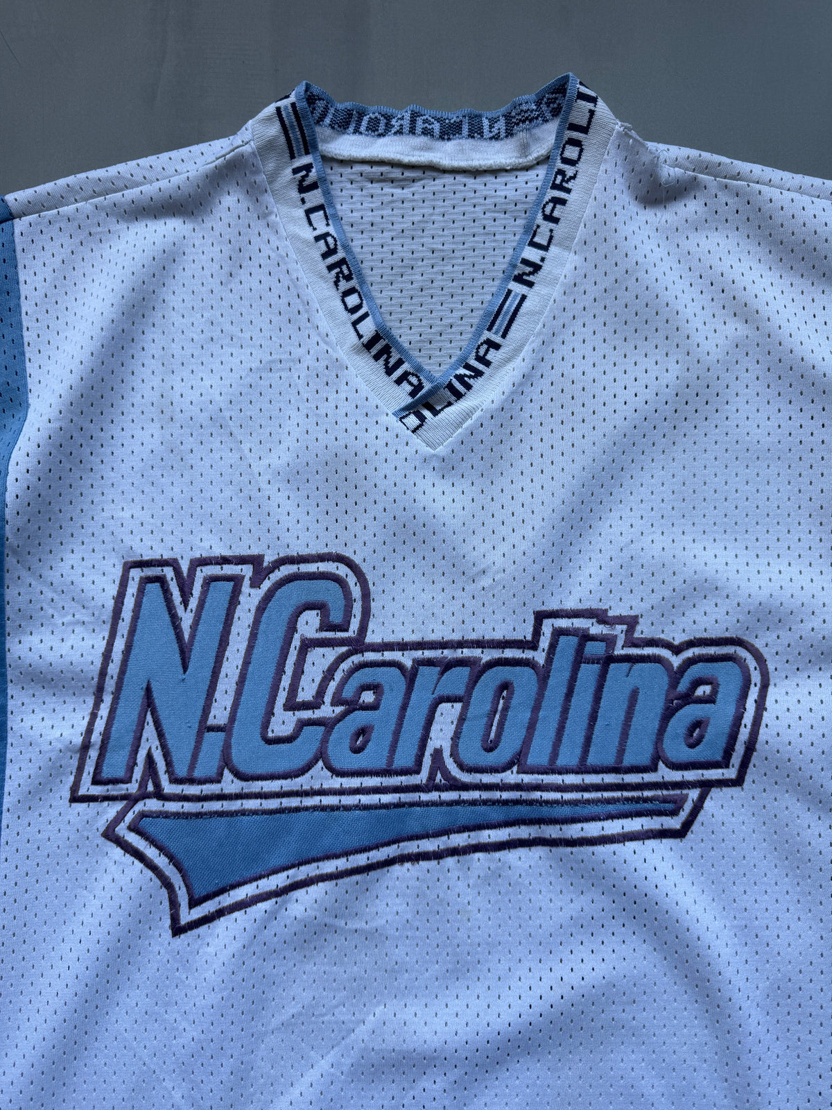 VINTAGE NORTH CAROLINA WHITE/BLUE FOOTBALL JERSEY - L