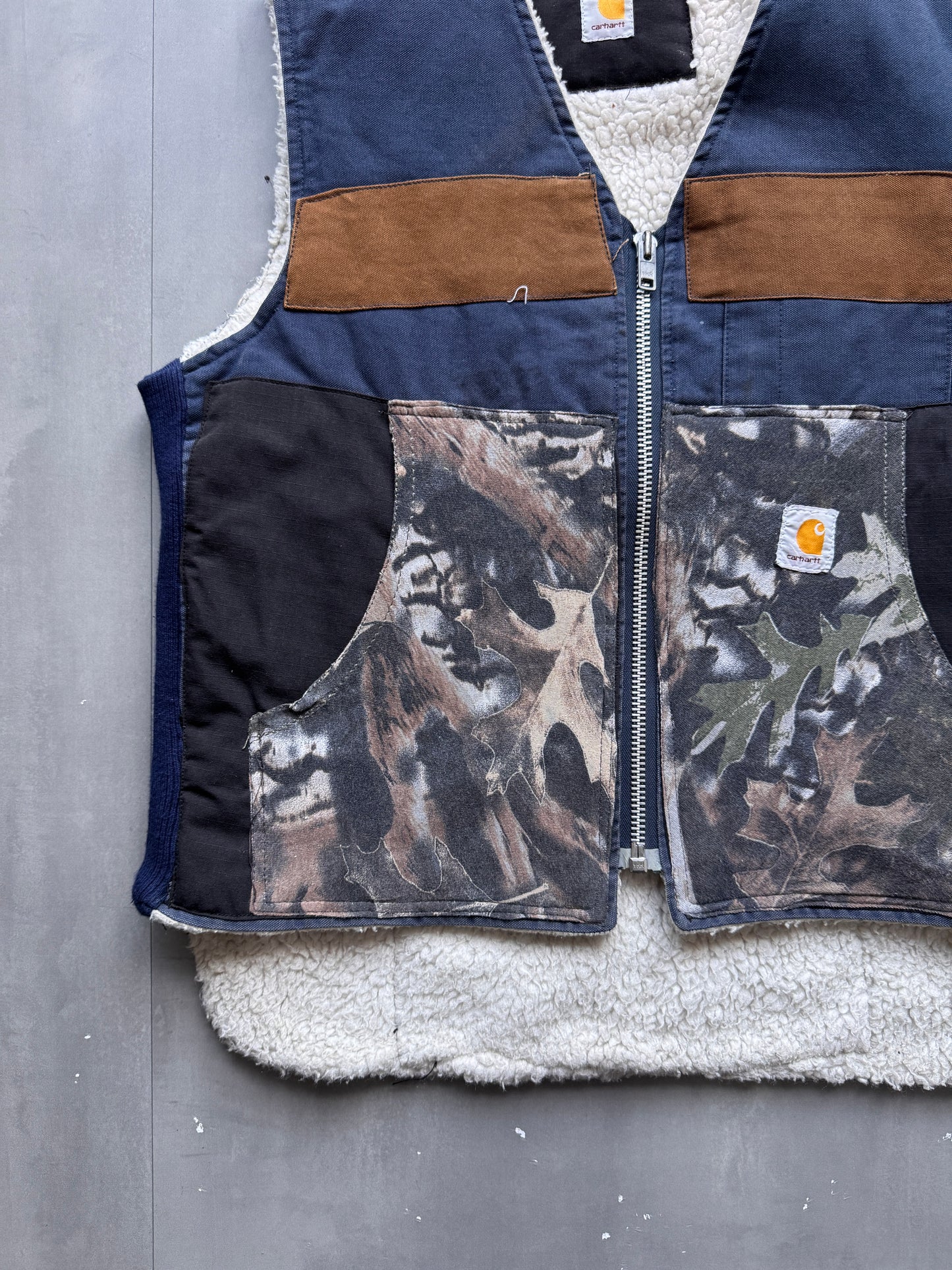 VINTAGE REWORKED CARHARTT SHERPA LINED CAMO WORK GILET - L