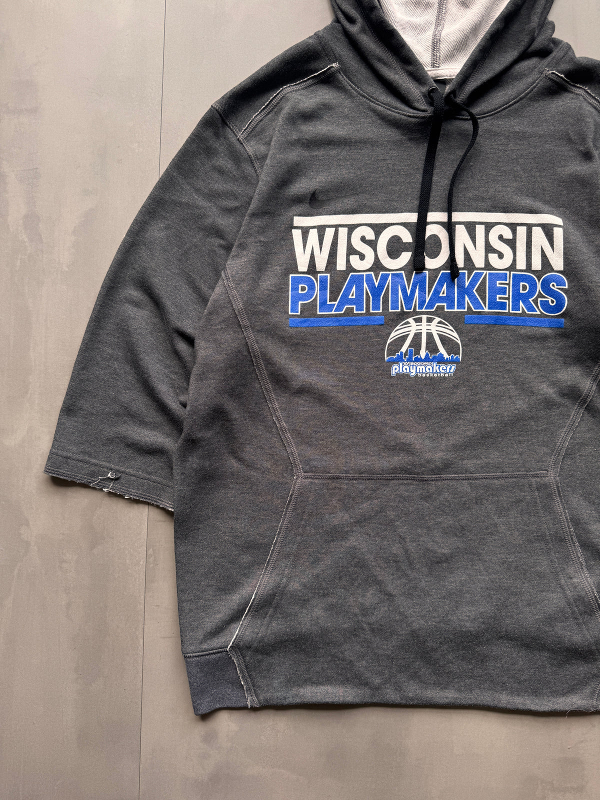 VINTAGE NIKE WISCONSIN GREY SHORT SLEEVE HOODIE - M